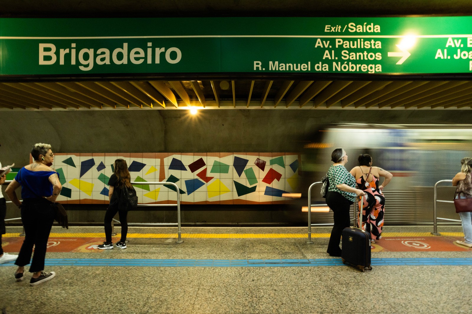 "Cores e Formas", de Cícero Dias, na Estação Brigadeiro — Foto: Maria Isabel Oliveira/Agência O Globo