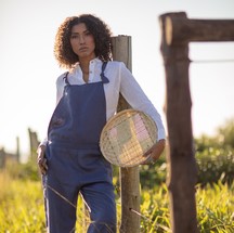 A Joanne (joanne.com.br) tem coleções com fibras e tecidos naturais, como o macacão de linho Maria Bonita (R$ 1.199) — Foto: Divulgação