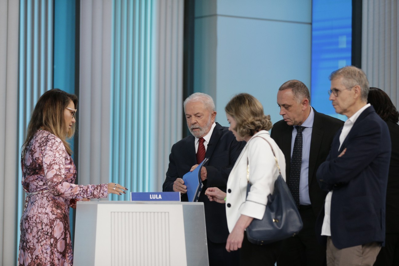 Lula e sua equipe durante debate. — Foto: Alexandre Cassiano
