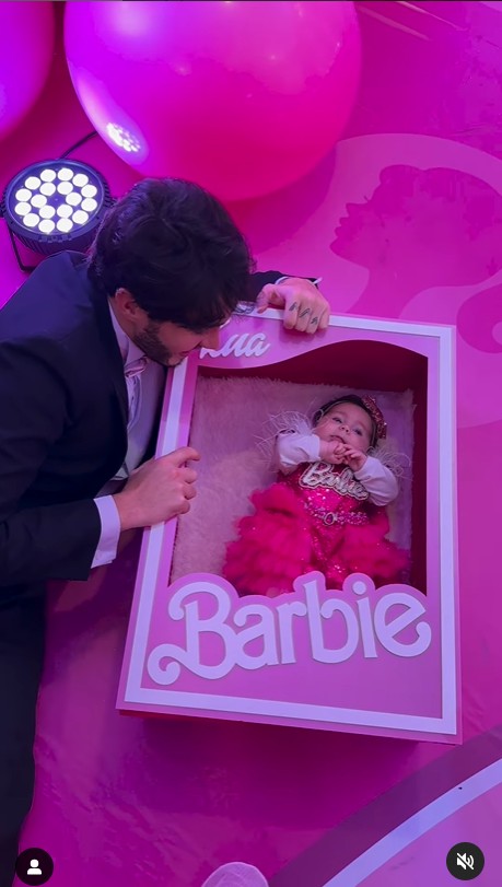 3º mês: Eliezer posa com a filha Lua no 'mesversário' de 3 meses da criança, com festa inspirada em Barbie — Foto: Reprodução/Instagram