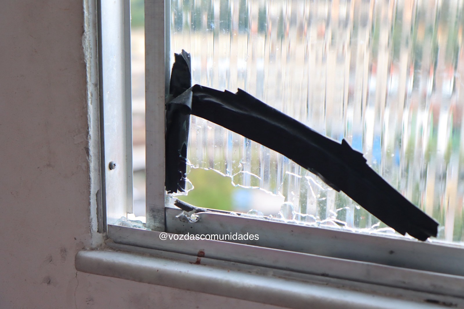 Projétil que matou Eloah Santos passou pela janela da casa da família — Foto: Renato Moura/Voz das Comunidades