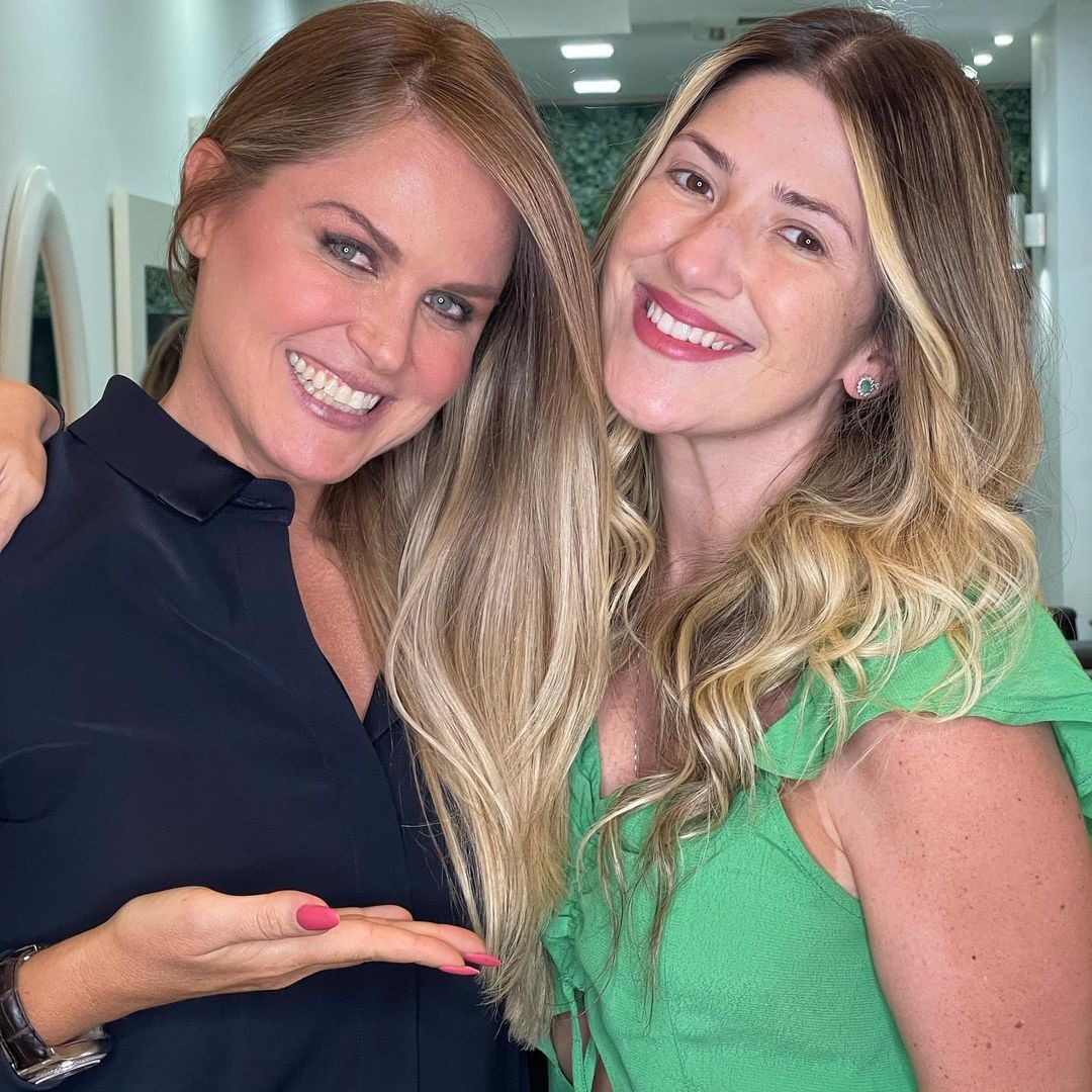 Dani Calabresa com Susana Werner em salão de beleza da empresária — Foto: Reprodução Instagram