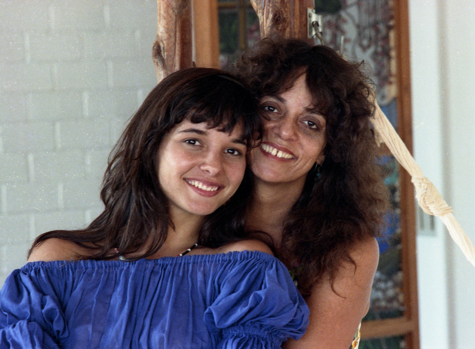 A atriz Daniella Perez com a mãe, Glória Perez, em 1991. Assassinato da atriz chocou o país, em 1992, e agora é tema de série lançada na HBO Max  — Foto: Paulo Rubens Fonseca/Agência O Globo
