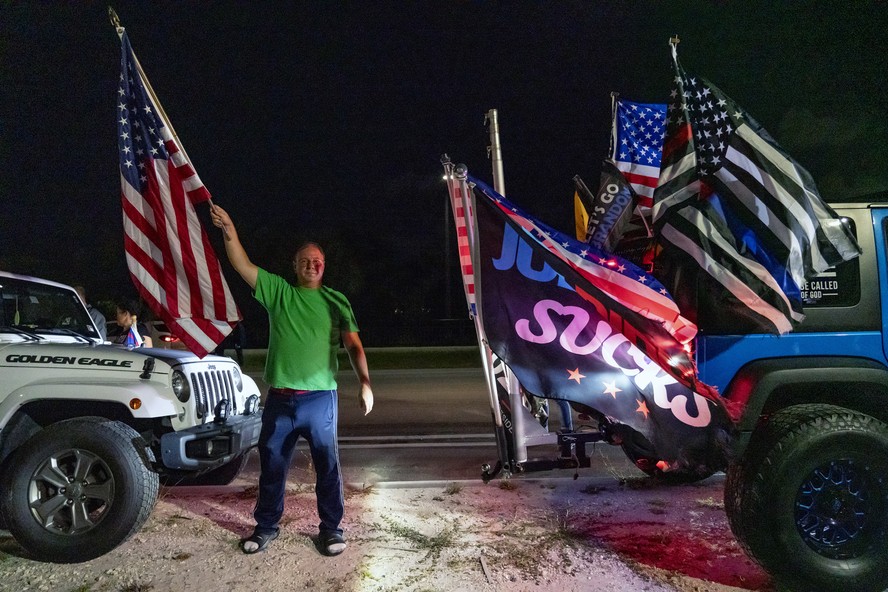 Apoiadores do ex-presidente Donald Trump fazem protesto do lado de fora da casa dele na Flórida