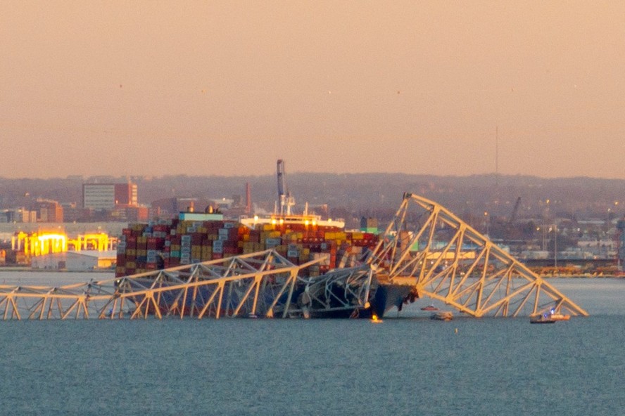 Ponte Francis Scott Key atravessa o porto de Baltimore e foi atingida por um navio