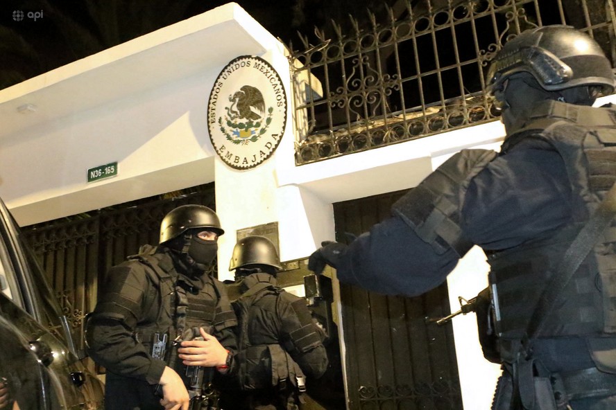 Agentes equatorianos entram em embaixada mexicana em Quito