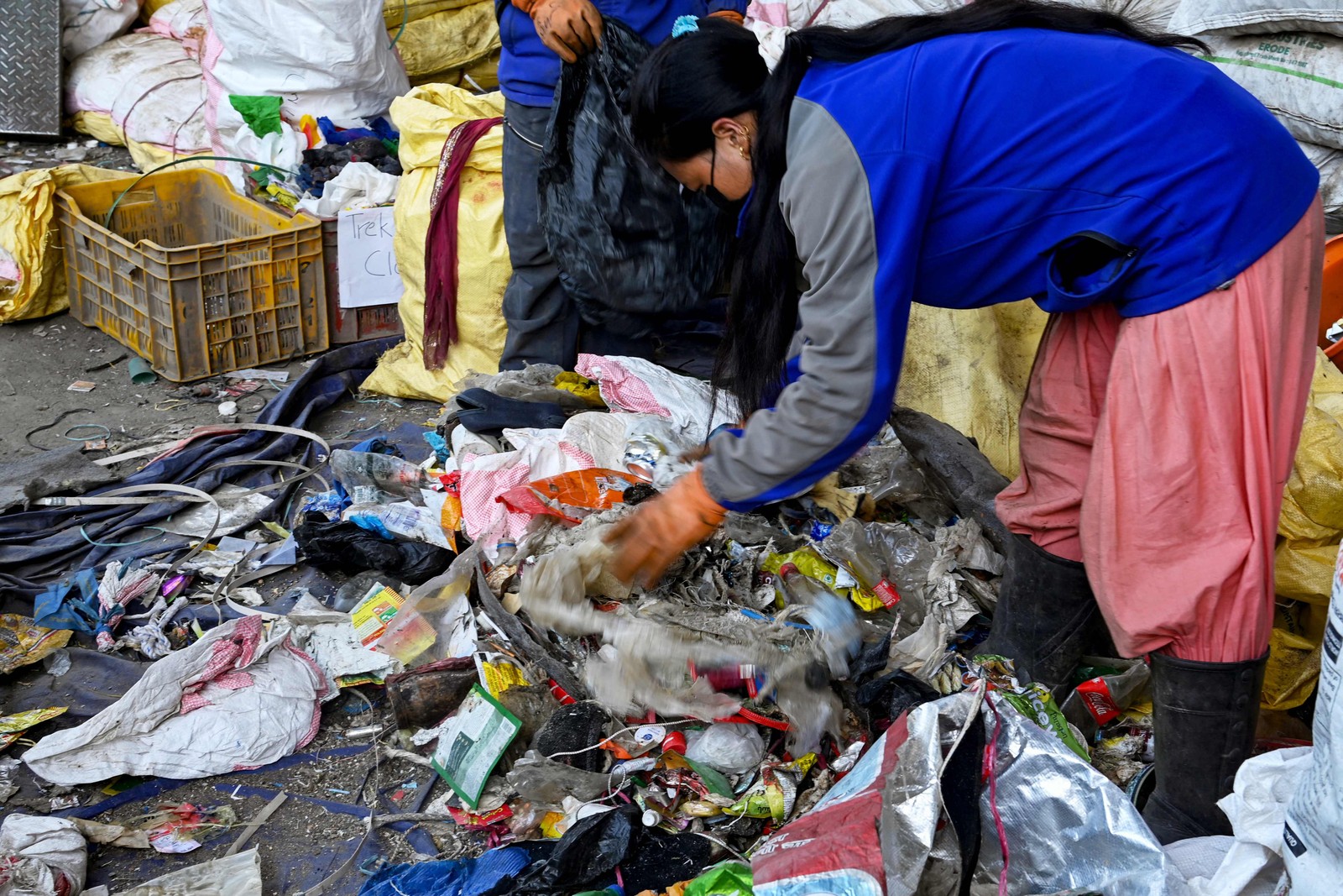 Além do lixo, há o custo de milhares de dólares e até oito socorristas para resgatar cada corpo — Foto: Prakash Mathema/AFP