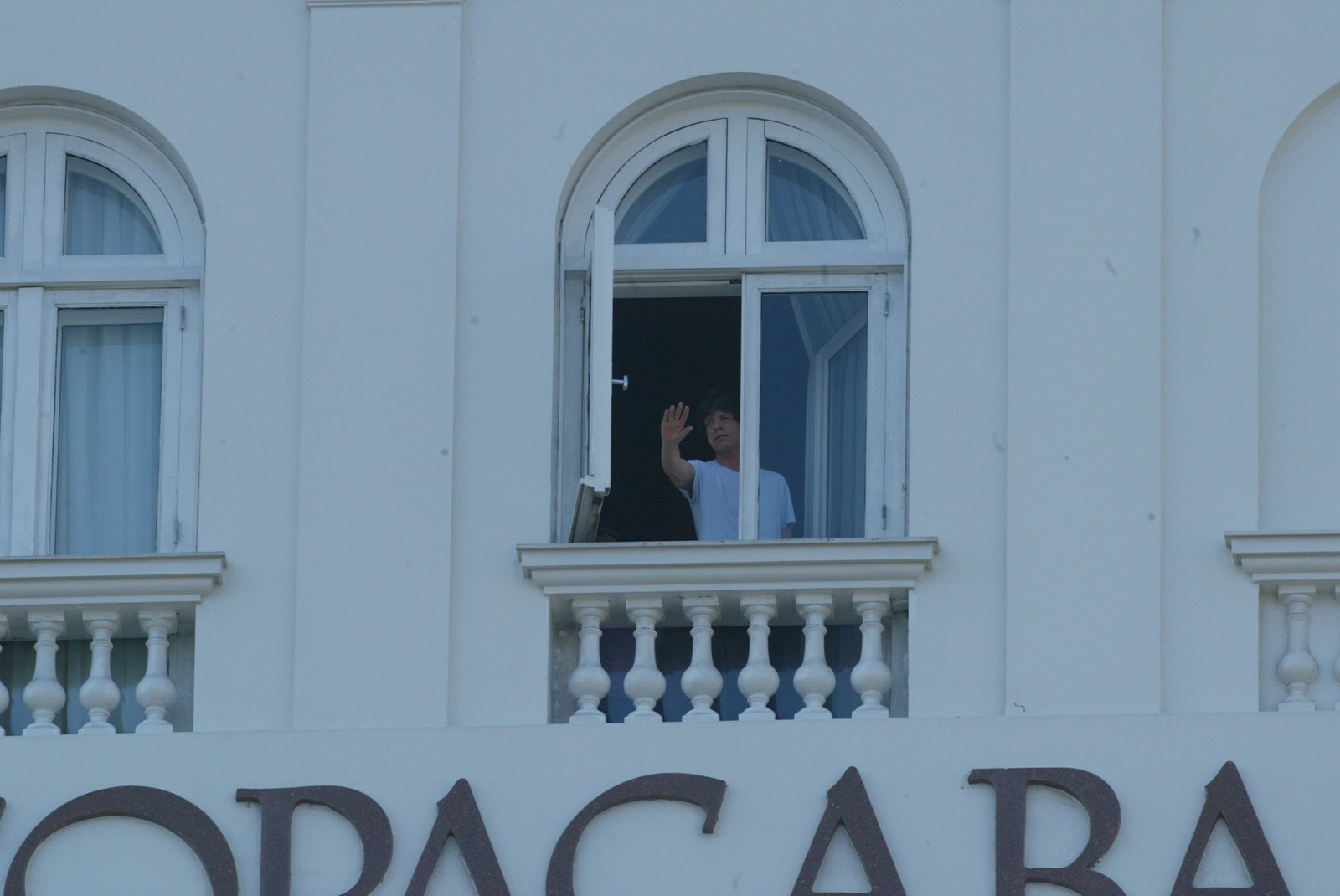 Mick Jagger, dos Rollling Stones, acenando para um bloco que passava em frente ao hotel — Foto: Carlos Ivan / Agência O Globo