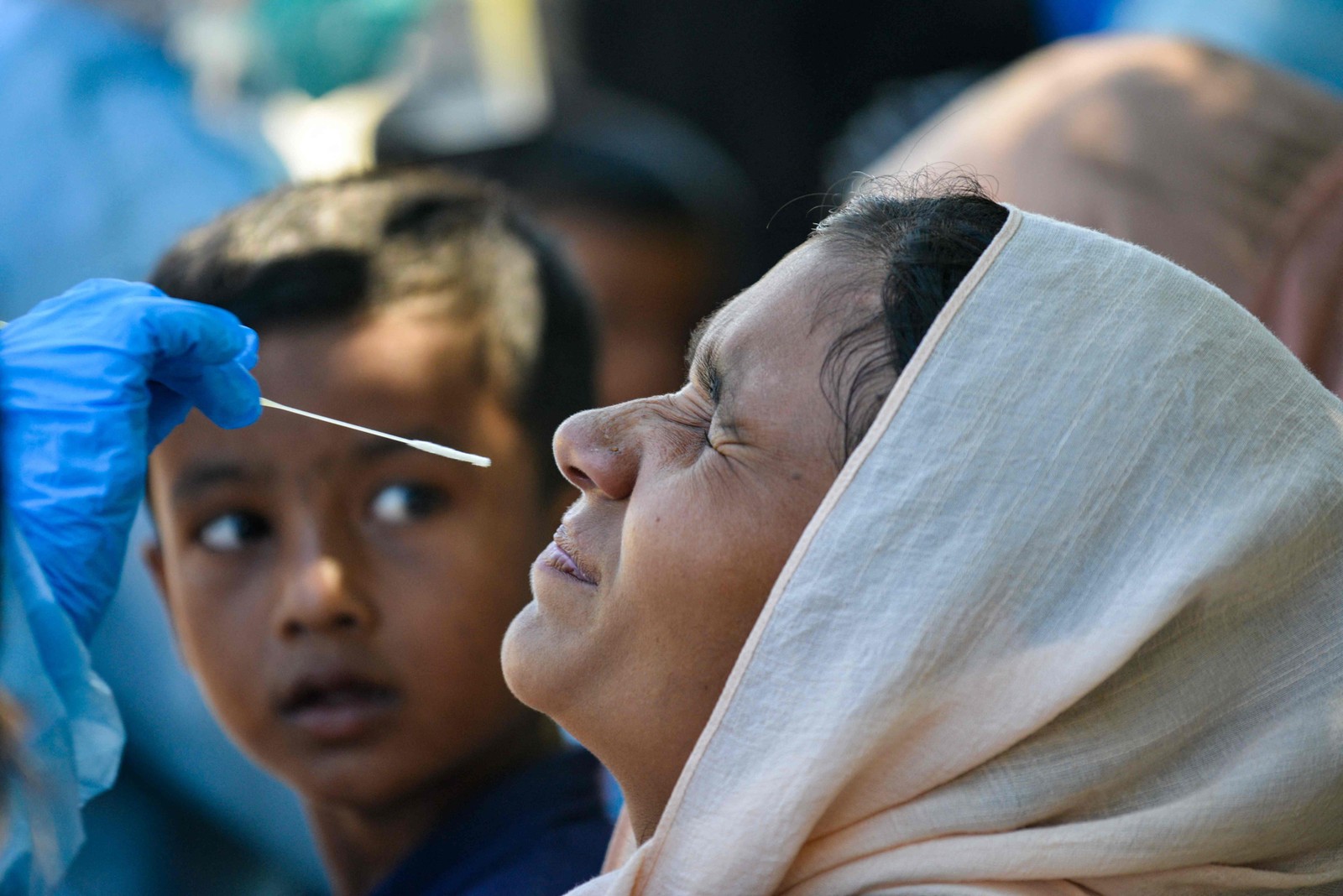 Refugiada rohingya (minoria muçulmana apátrida de Mianmar), passa por teste de Covid-19 em um abrigo em Ladong, província de Aceh, na Indonésia. — Foto: CHAIDEER MAHYUDDIN / AFP