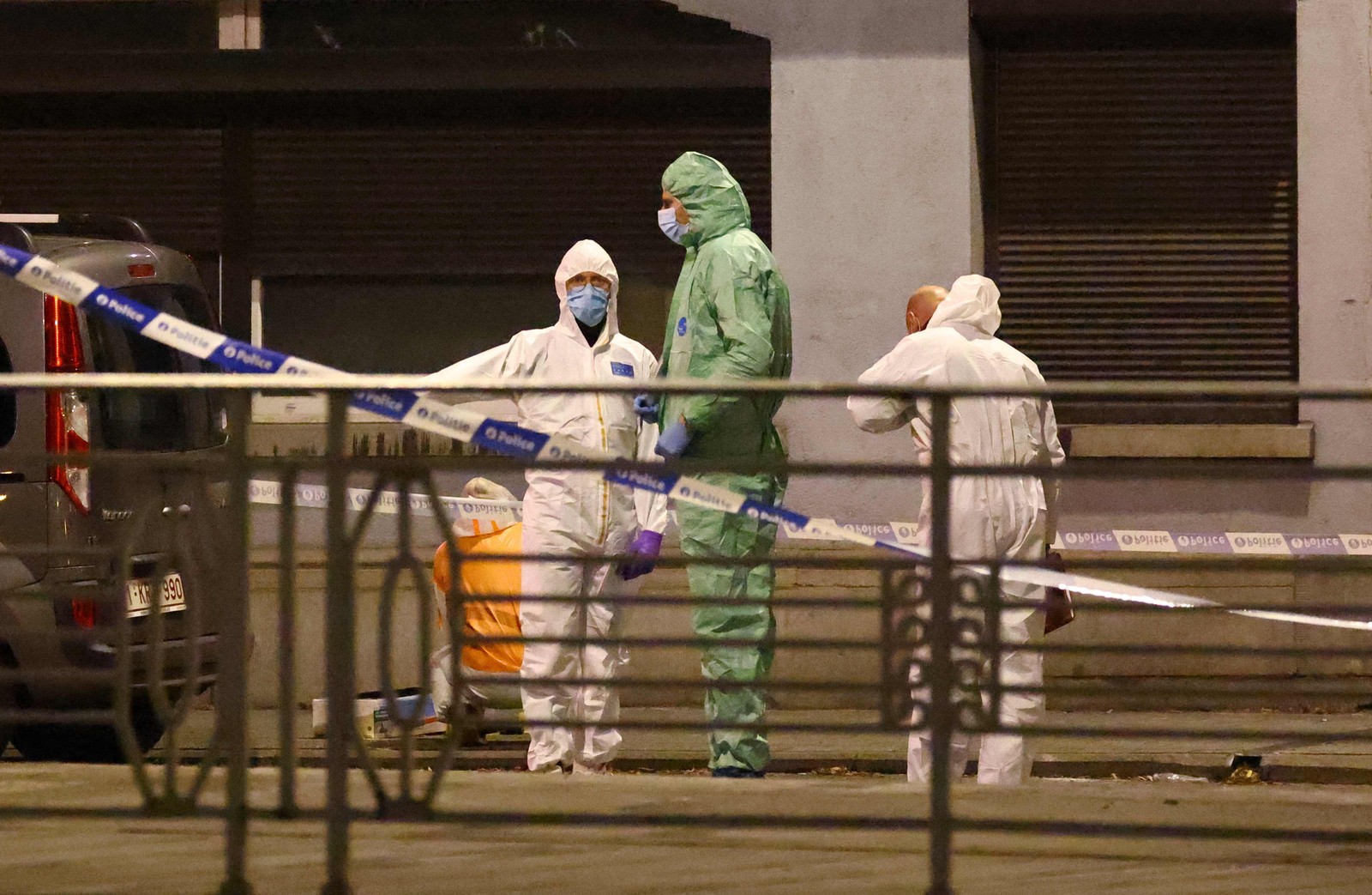 Policiais belgas do serviço forense procuram evidências em uma rua depois que duas pessoas foram mortas durante um tiroteio em Bruxelas — Foto: Kenzo TRIBOUILLARD/AFP