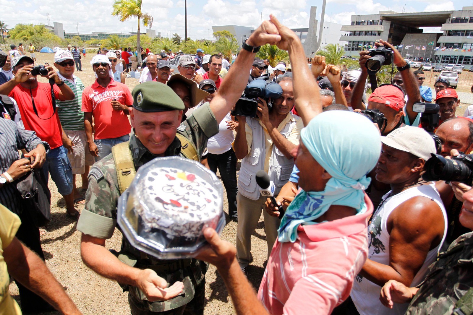 'Você é especial': frase marca topo do bolo de aniversário de GDias, organizado pelos grevistas — Foto:  Marcelo Carnaval / Agencia O Globo