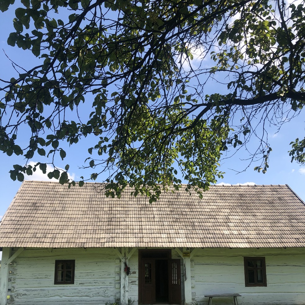 Casa original onde viveu família católica que escondeu judeus no sótão em Markova, na Polônia — Foto: Marina Gonçalves