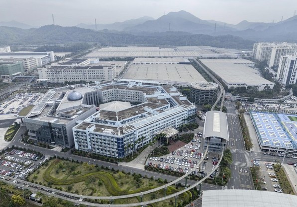 A sede da BYD, que recentemente anunciou que investiria US$ 14 bilhões em tecnologia de direção autônoma, em Shenzhen, China,