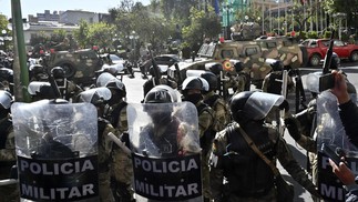 Tropas militares posicionadas em frente ao Palácio Quemado, na Plaza Murillo, em La Paz — Foto: AIZAR RALDES / AFP