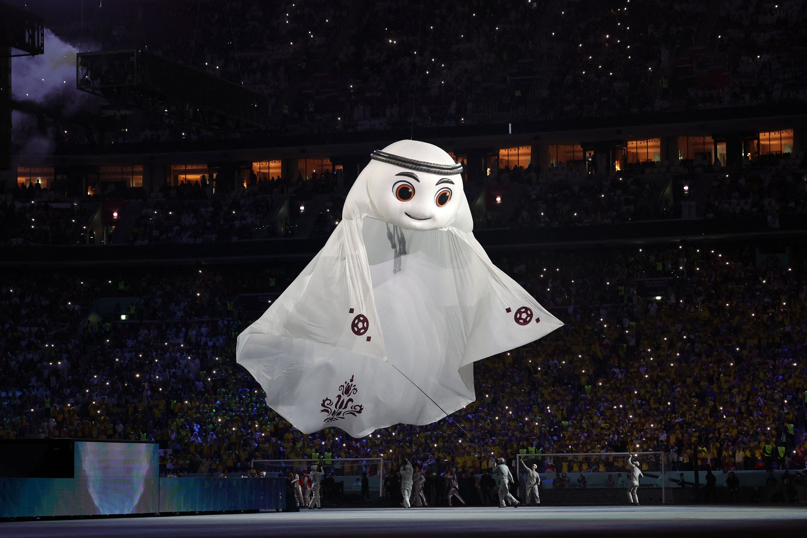 O mascote do Qatar 2022, La'eeb, durante a festa de abertura — Foto: KARIM JAAFAR / AFP