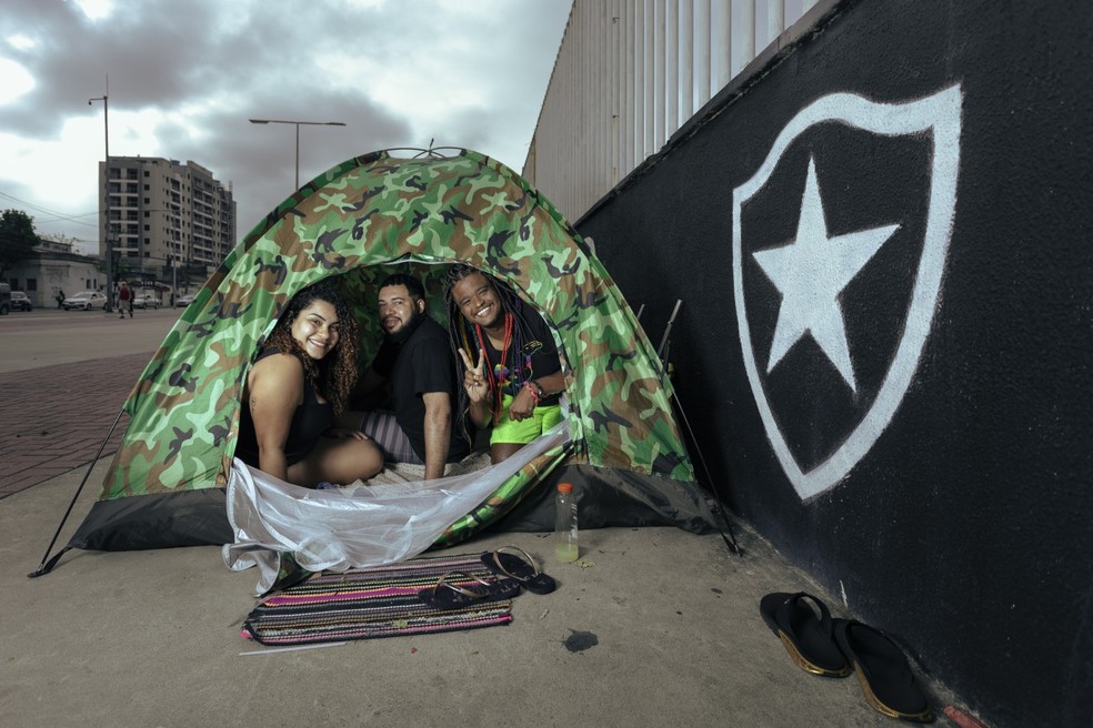 Henrique Martins (à esquerda), Jéssica Trindade e Fabiano Soares acampados no Engenhão até novembro para vero show do RBD — Foto: Leo Martins/Agência O Globo