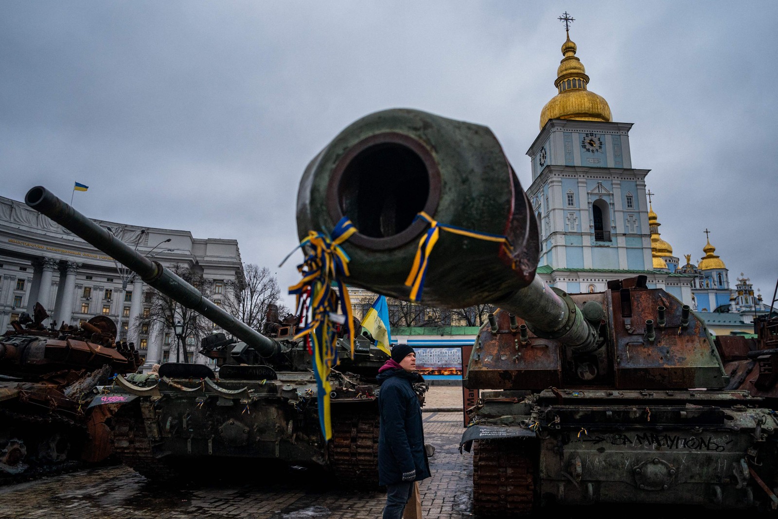 Equipamento militar russo destruído é retirado da Praça Mykhailivs'ka, no centro de Kiev, Ucrânia — Foto: DIMITAR DILKOFF/AFP