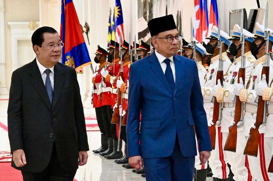 O premier do Cambodja, Hun Sen, e o da Malásia, Anwar Ibrahim, em encontro bilateral na semana passada