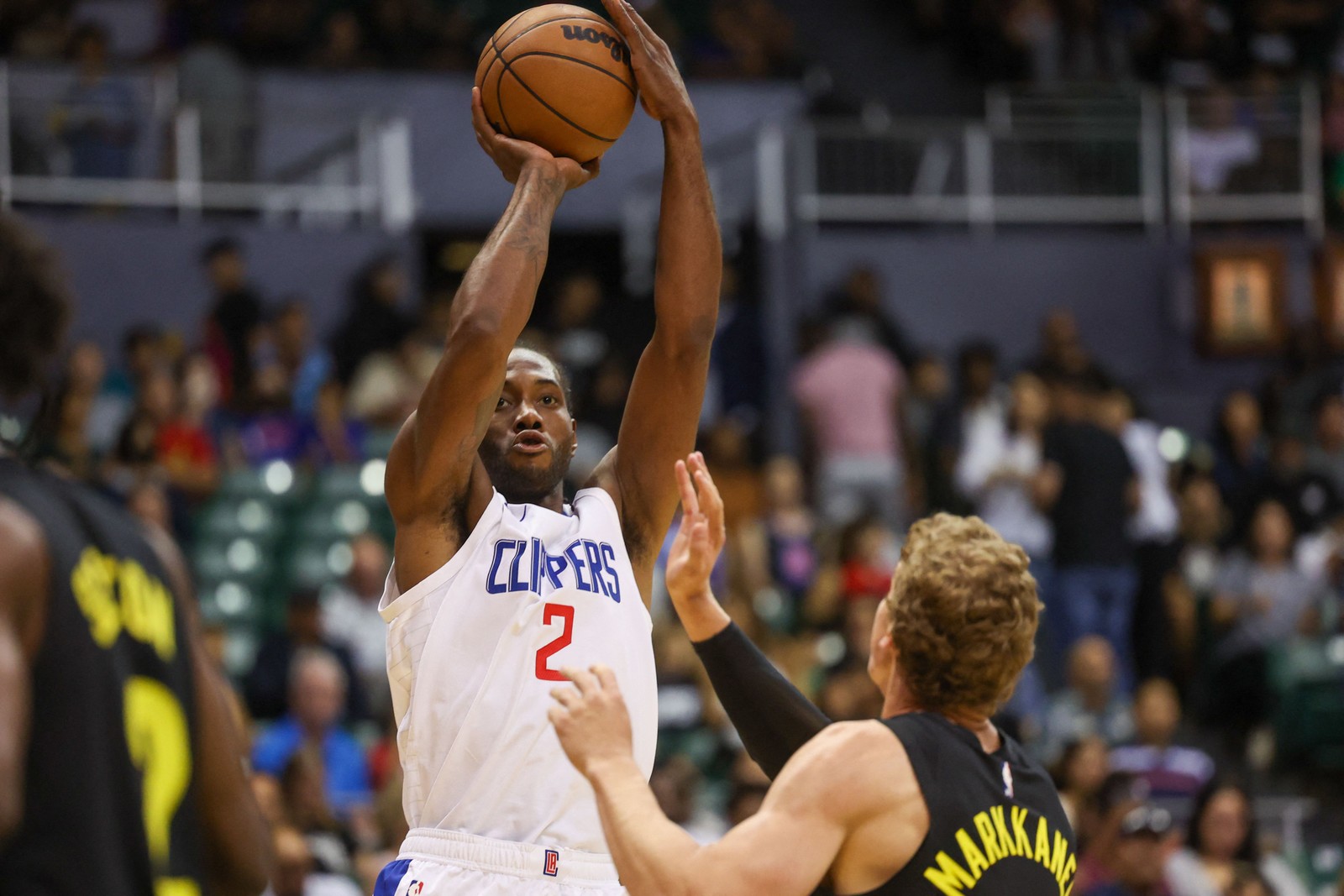 Kawhi Leonard durante jogo pré-temporada, contra o Utah Jazz — Foto: Darryl Oumi/AFP