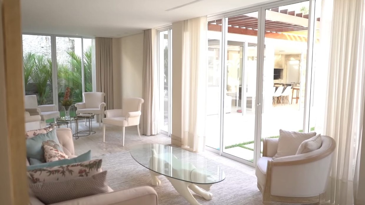 Conheça casa de R$ 10 milhões que Simone Mendes vendeu para criminosos russos — Foto: Reprodução YouTube