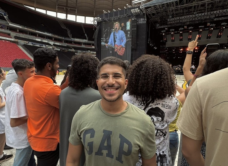 Estudante de música de Brasília na passagem de som de Paul McCartney