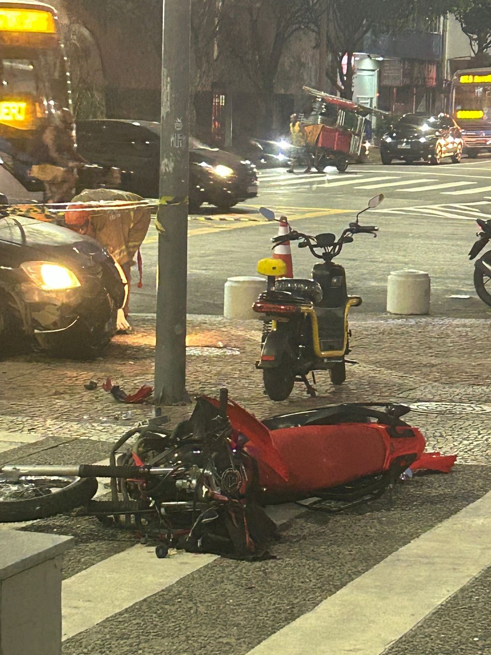 Após o acidente, carro e moto ficaram sobre o canteiro central da Avenida Princesa Isabel — Foto: Reprodução