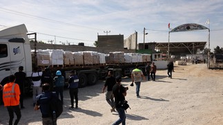 Ajuda humanitária chega na Faixa de Gaza — Foto: Mohammed ABED / AFP