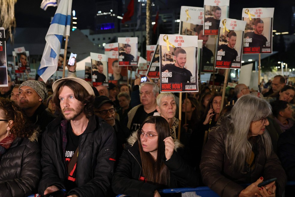 Manifestantes pedem a soltura de reféns mantidos em Gaza durante protesto em Tel Aviv — Foto: Ahmad Gharabli/AFP