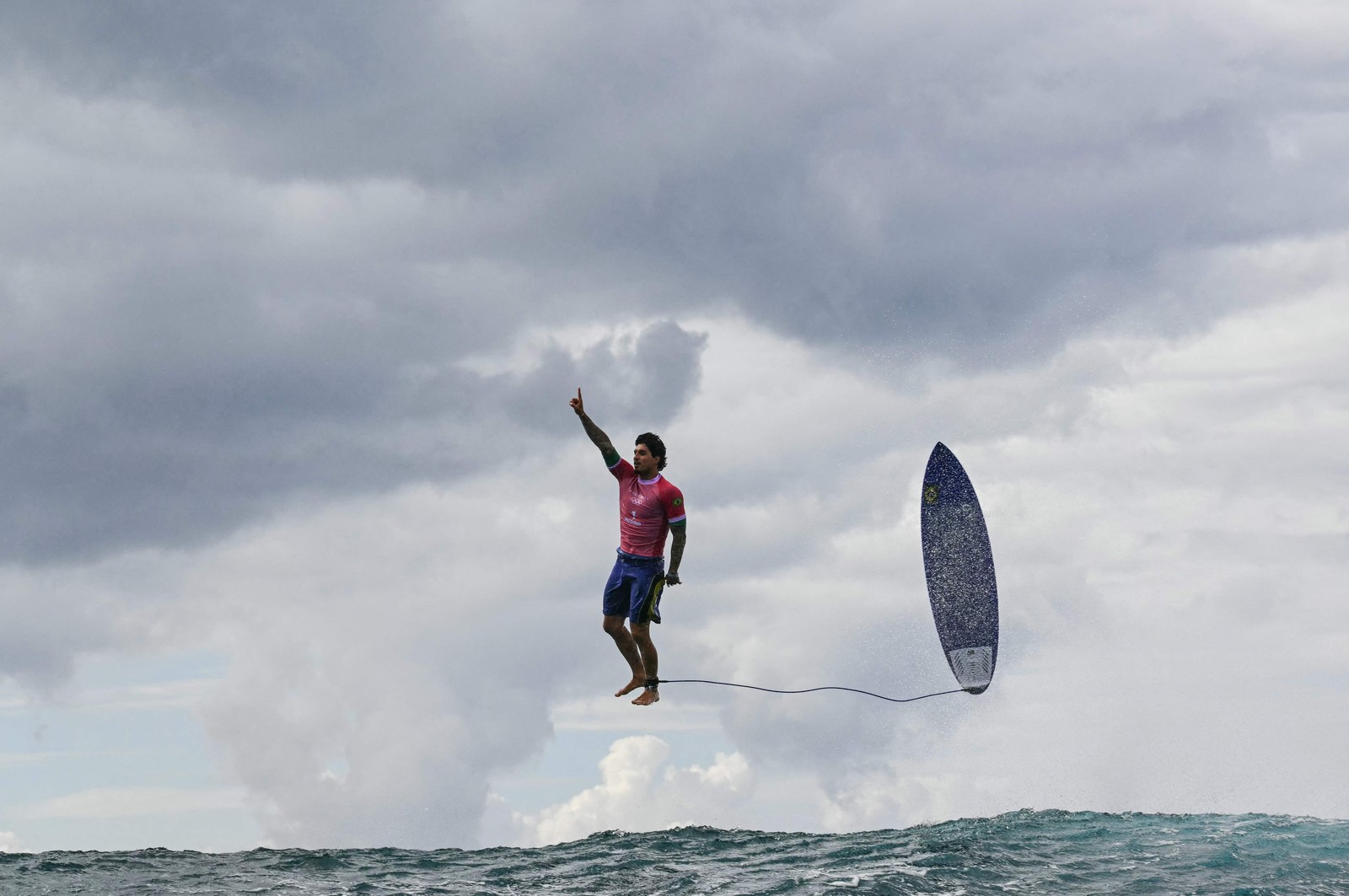 Gabriel Medina comemora a melhor onda surfada dos Jogos de Paris, até o momento — Foto: Jerome Brouillet/AFP