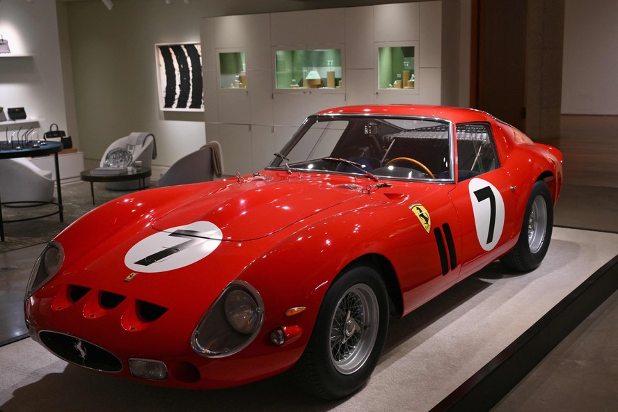 Ferrari de 1962 é leiloada por R$ 253,7 milhões e se torna segundo mais caro da história entre modelos clássicos
