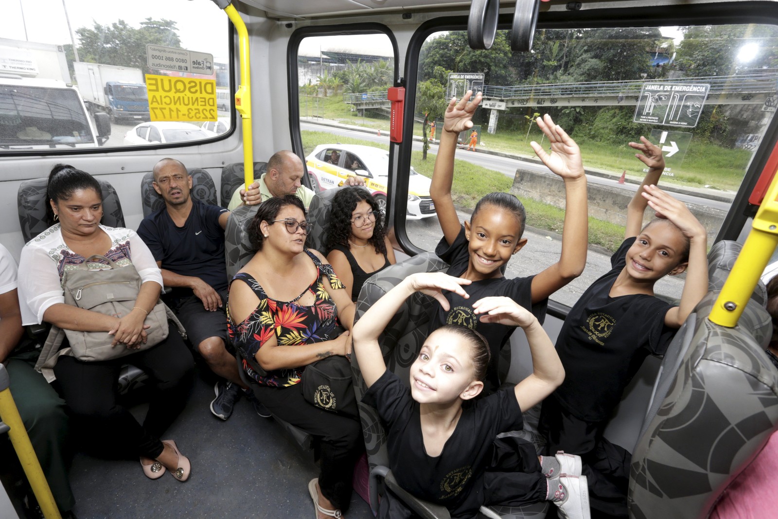 De frente para trás: Eloá, Sophia e Alice posam no ônibus a caminho de Coelho Neto