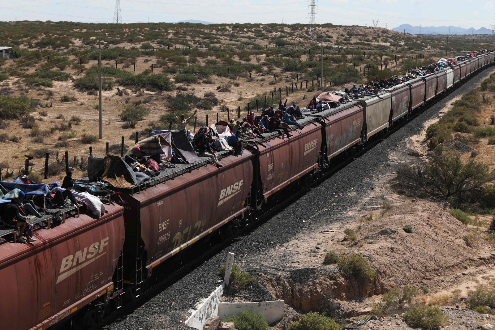 Migrantes, principalmente da Venezuela, viajam nos vagões de um trem de mercadorias para Ciudad Juarez, estado de Chihuahua, México — Foto: HERIKA MARTINEZ / AFP