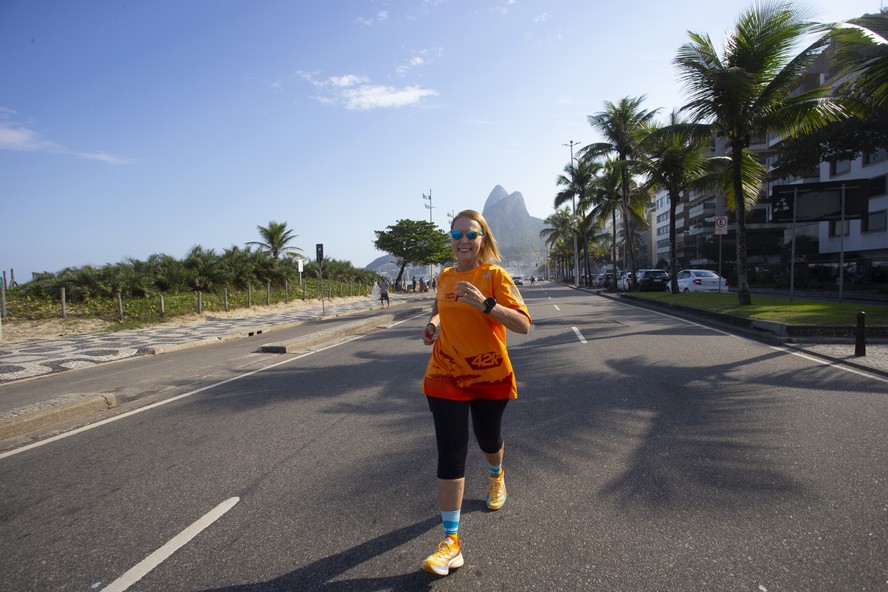 Denise Amaral, de 61 anos, no Leblon, onde será a largada dos 21km; ela está inscrita no Desafio Cidade Maravilhosa