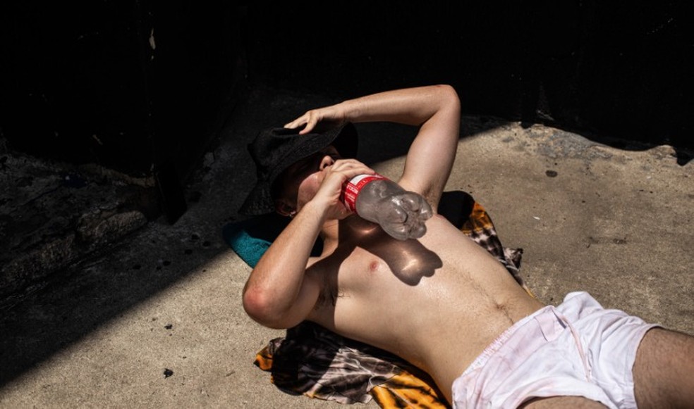 Após morte de jovem durante show, público critica proibição de entrada com garrafas d'água no evento — Foto: Hermes de Paula / Agência O Globo
