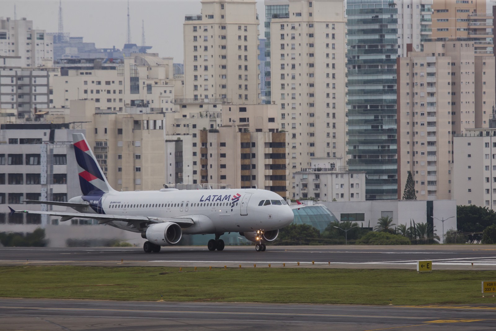 A partir do acidente foi adotado o chamado sistemas de slots (direitos de pouso e decolagens) — Foto: Edilson Dantas 