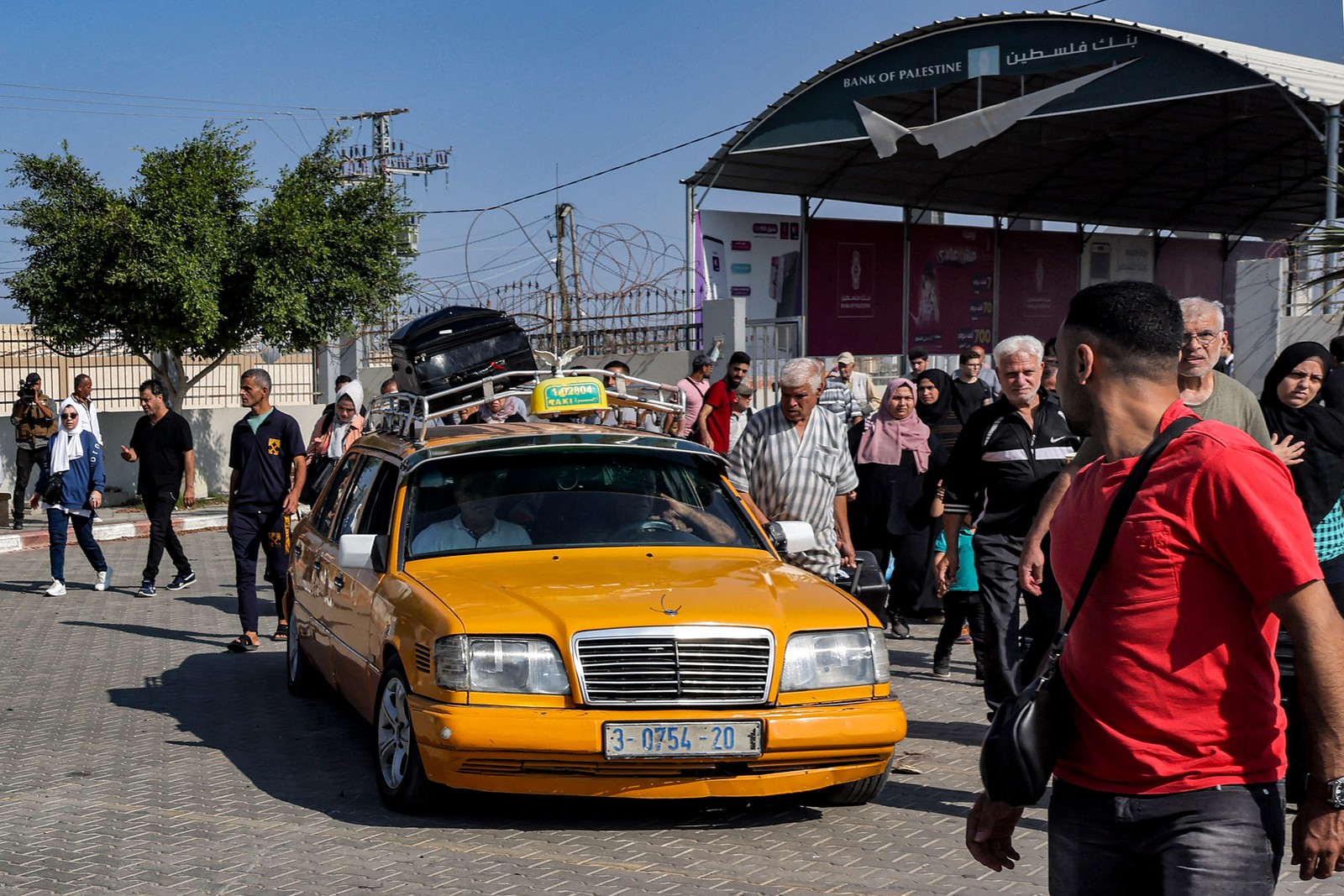 Dezenas de portadores de passaportes estrangeiros presos em Gaza começaram a deixar o território palestino devastado pela guerra — Foto: Mohammed ABED/AFP