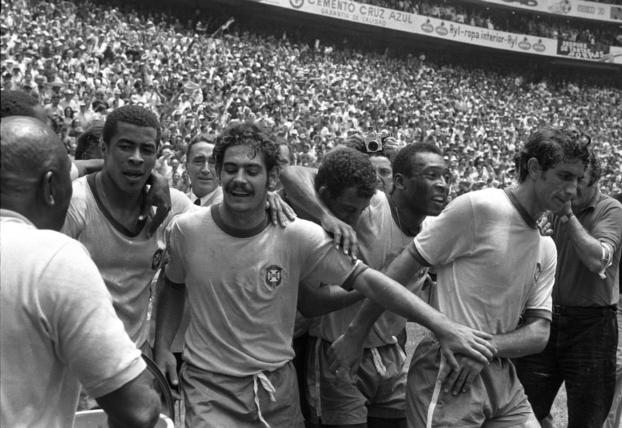 Jairzinho, Rivelino, Carlos Alberto, Pelé e Wilson Piazza comemoram a vitória do Brasil na final da Copa de 1970