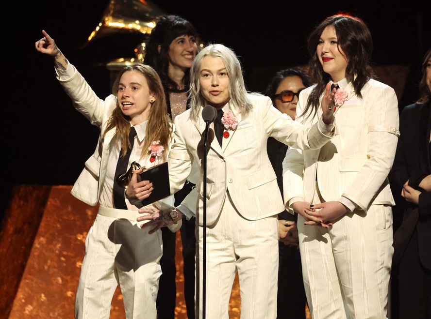 Julien Baker, Phoebe Bridgers e Lucy Dacus do boygenius recebem o prêmio de melhor canção de rock por 'Not strong enough' no palco durante o 66º Grammy Awards no Peacock Theatre em 4 de fevereiro de