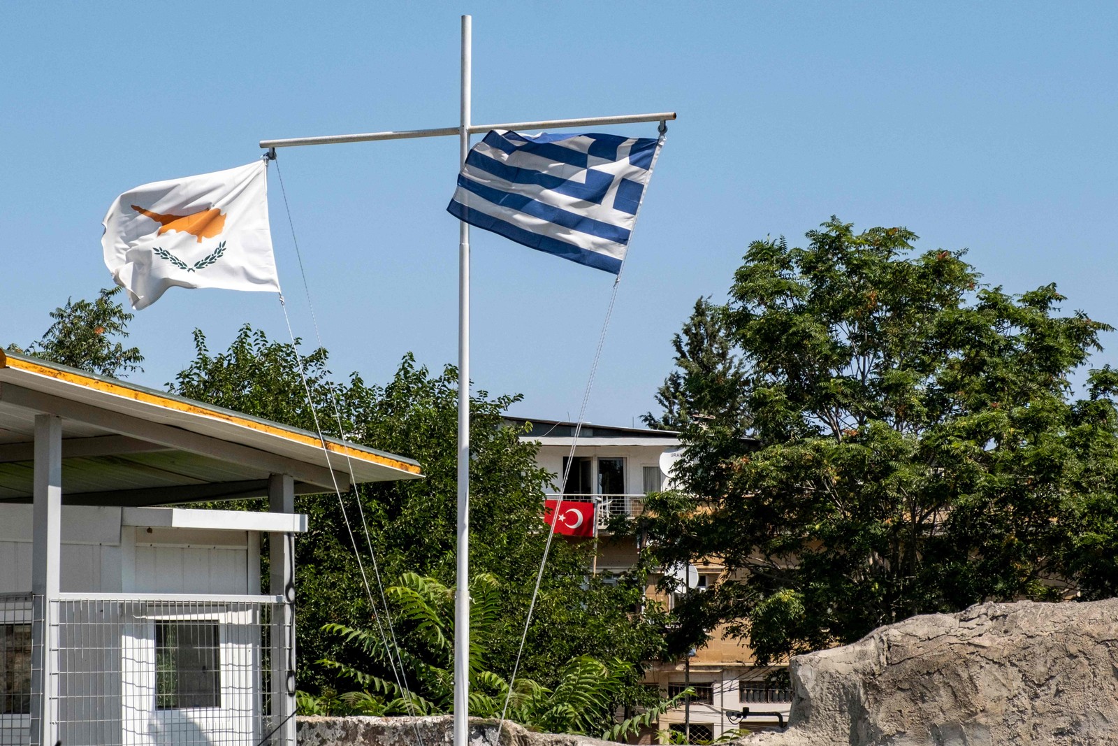 Bandeiras do Chipre, da Grécia e da Turquia na Linha Verde: ilha foi dividida em 1974, quando a parte norte foi invadida por tropas turcas — Foto: Amir Makar / AFP