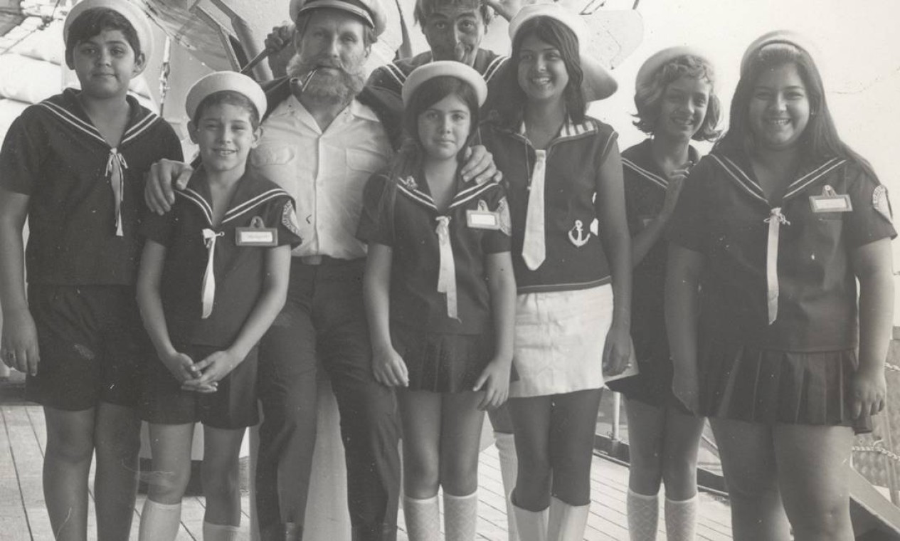 Elenco de "Capitão Furacão", em 1968: Elizangela, (de botas brancas) com Pietro Mario (de barba e cachimbo) Foto: Arquivo — Foto: Arquivo