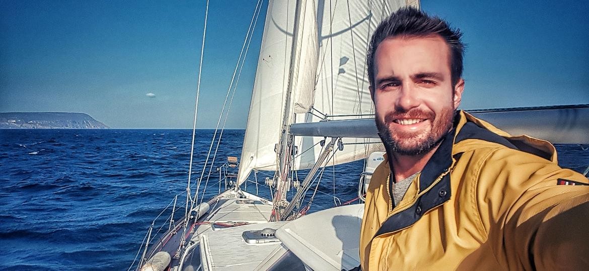 Max Fercondini Mora há cinco anos em um barco — Foto: Reprodução Instagram
