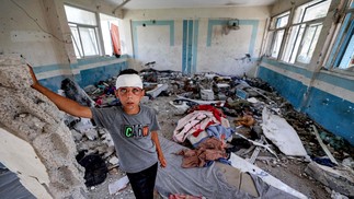 O Exército israelense assumiu, nesta quinta-feira, que bombardeou uma escola da Agência da ONU para Refugiados Palestinos (UNRWA), na Faixa de Gaza. Segundo os militares, a sede abrigava "uma base" do movimento islâmico Hamas. Bombardeio deixou pelo menos 39 mortos e numerosos feridos. — Foto: Eyad BABA / AFP