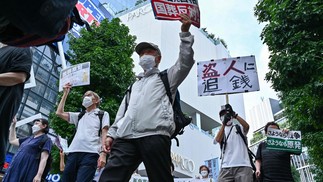 Pessoas protestam em Tóquio contra o financiamento do governo japonês para o funeral do falecido primeiro-ministro Shinzo Abe — Foto: Richard A. Brooks / AFP