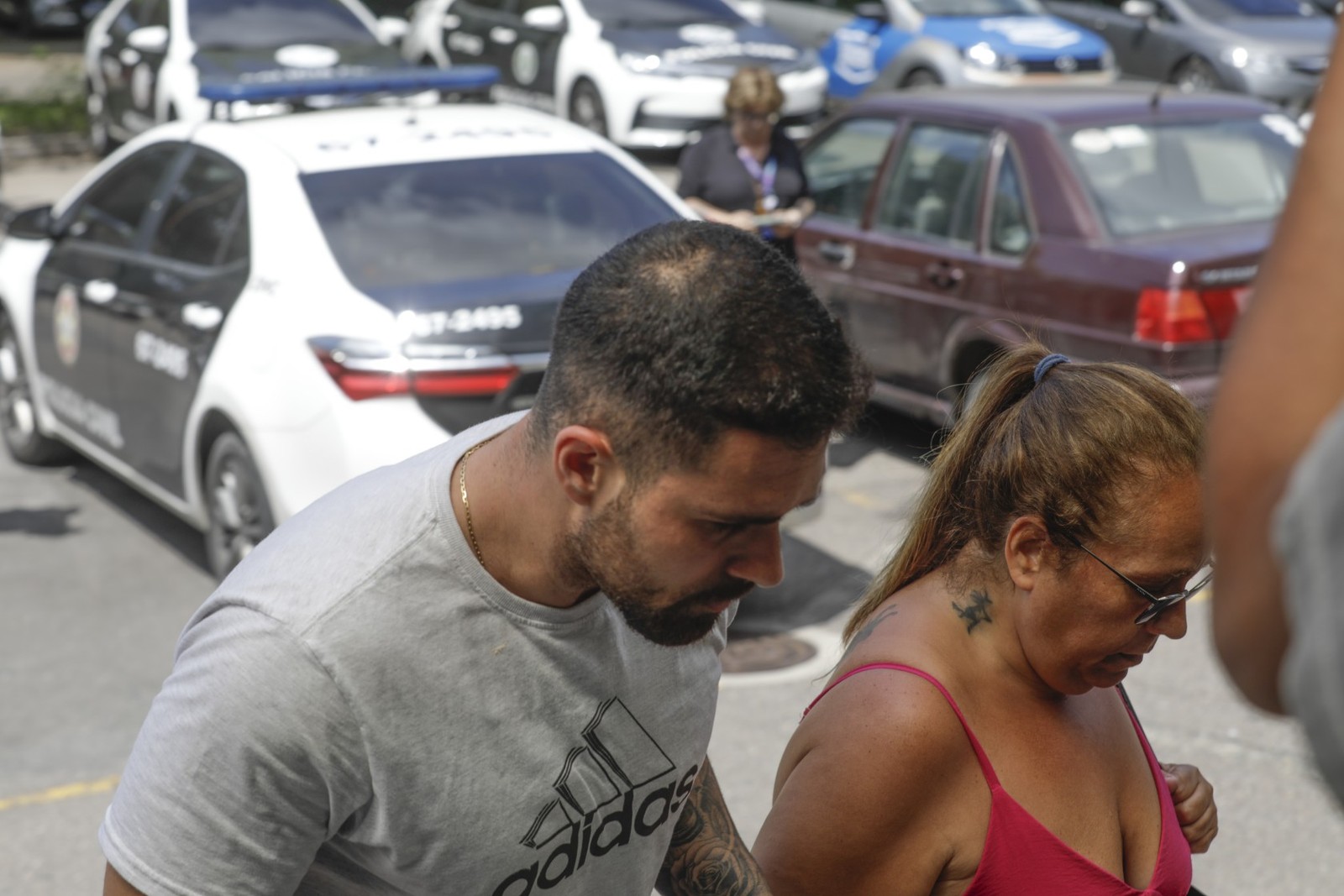 Parentes do advogado assassinado Rodrigo Crespo chegam para reconhecimento do corpo — Foto: Gabriel de Paiva/ Agência O Globo