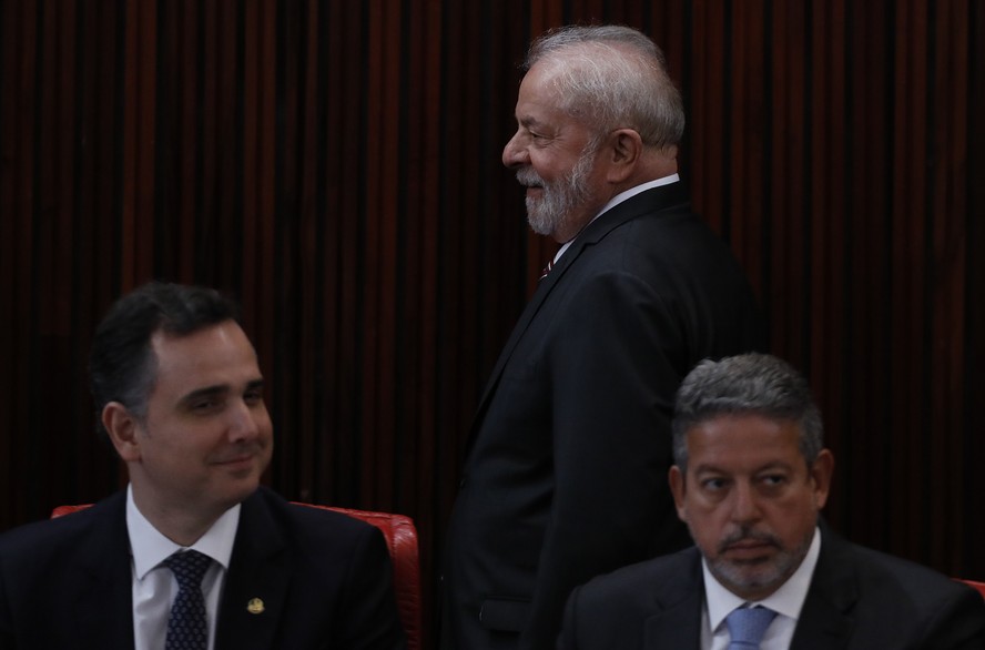 Lula entre o presidente do Senado, Rodrigo Pacheco (à esq.), e o da Câmara dos Deputados, Arthur Lira