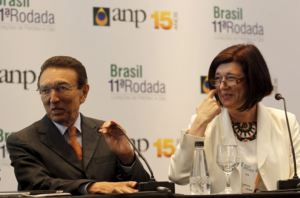 Magda Chambriard, quando era diretora-geral da ANP, ao lado do então ministro de Minas e Energia, Edison Lobão, em leilão de áreas de exploração de petróleo em 2013 no governo Dilma — Foto: Marcelo Carnaval