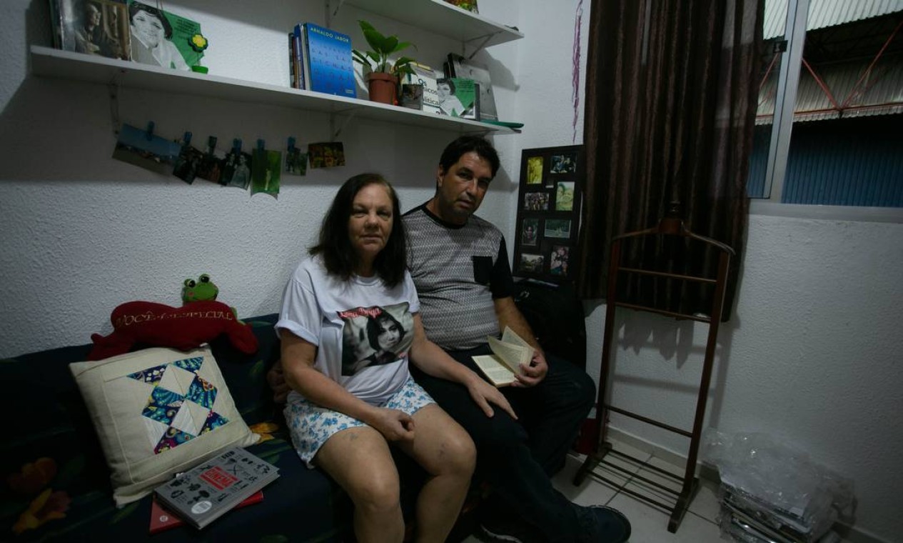 Marli Rocha Nascimento e Luiz Antonio Pereira Braga, pais de Luiza, mostram as memórias que guardam da filha, assassinada pelo namorado, que foi condenado, em novembro, a 25 anos de prisão pelo crime  — Foto: Maria Isabel Oliveira / Agência O Globo