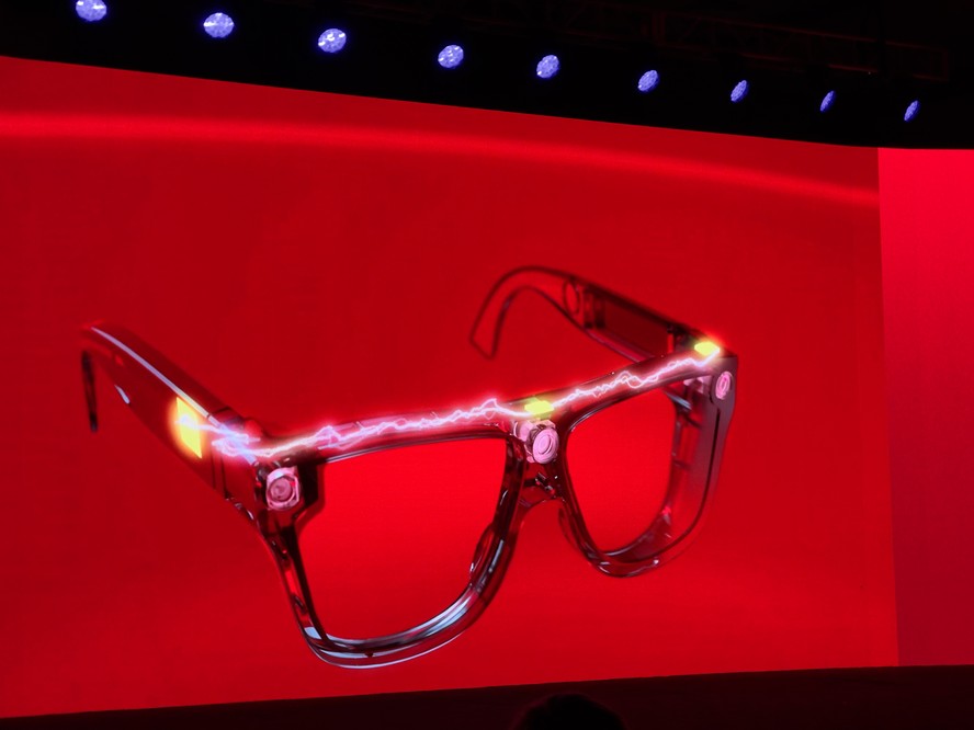 Qualcomm apresenta novo modelo de óculos de realidade aumentada