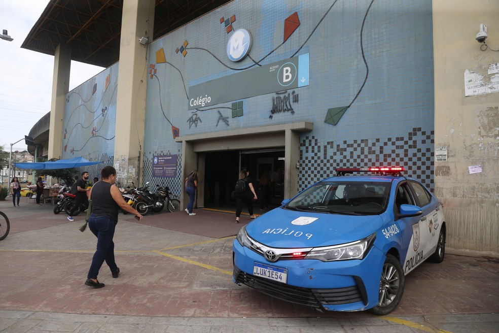 Carro da PM em frente à estação do metrô de Colégio; roubo de carros paralisou operação em trecho da linha 2 — Foto: Fabiano Rocha / Agência O Globo