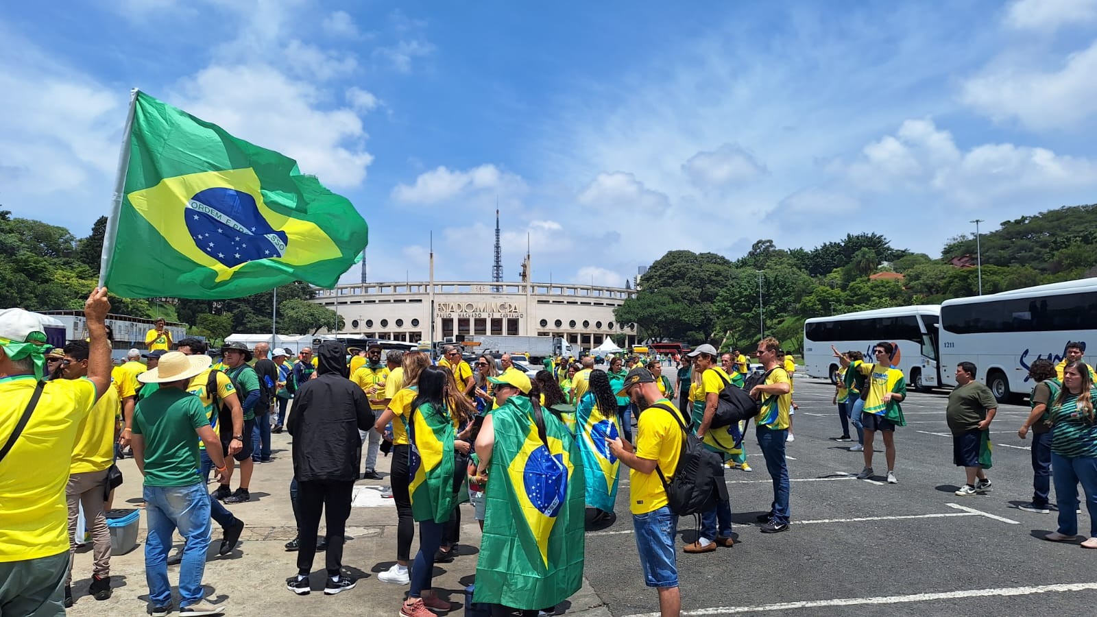 Apoiadores de Bolsonaro que vieram em caravanas do interior para a capital desembarcam na Praça Charles Miller, na Zona Oeste — Foto: Guilherme Caetano/Agência O Globo